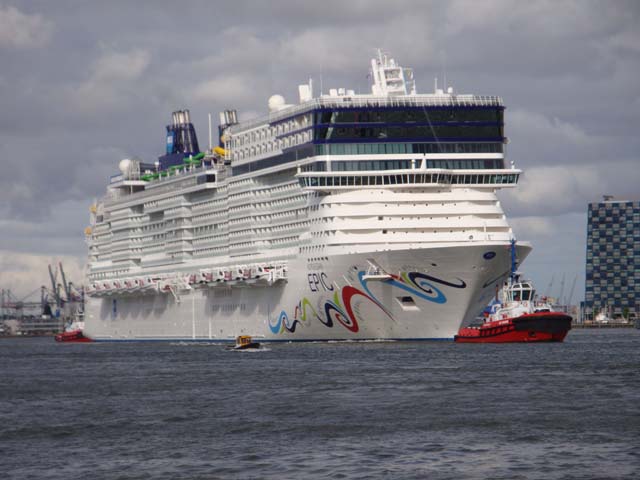 Cruiseschip ms Norwegian Epic aan de Cruise Terminal Rotterdam